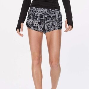 Lululemon Hotty Hot Short II (2.5") Interlaced Alpine White Black / Black